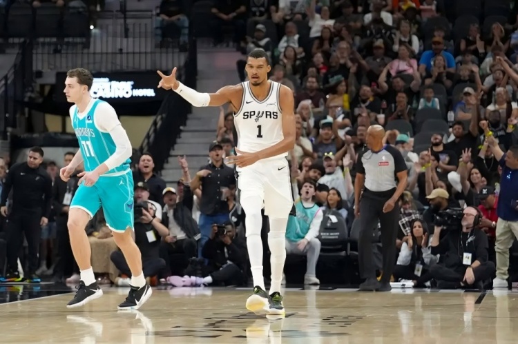 开云官方网站-文班亚马捕住黄蜂：遮天蔽日的存在感